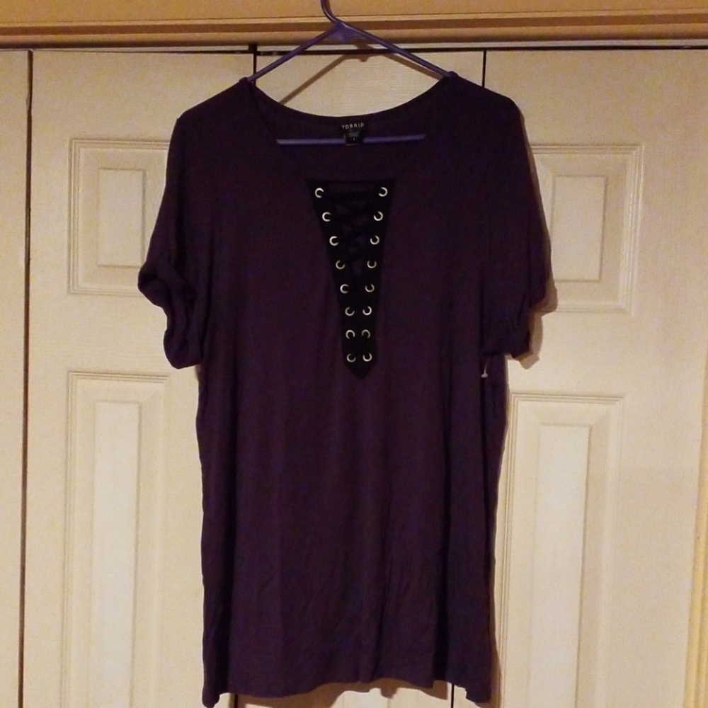 TORRID SHORT SLEEVE LACE UP TOP SIZE 1 PURPLE BLK